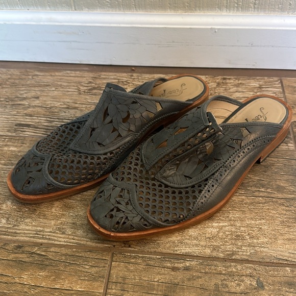 Free People Womens Size 41 Charcoal Leather Paramount Slip-On Laser Cut Mule - Picture 2 of 5